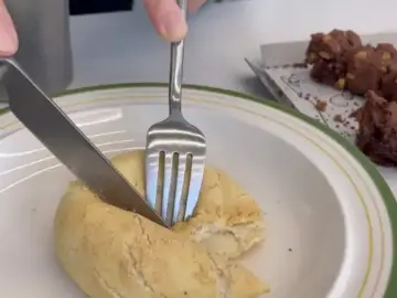 동해제빵소 감자빵을 칼로 자르는 모습