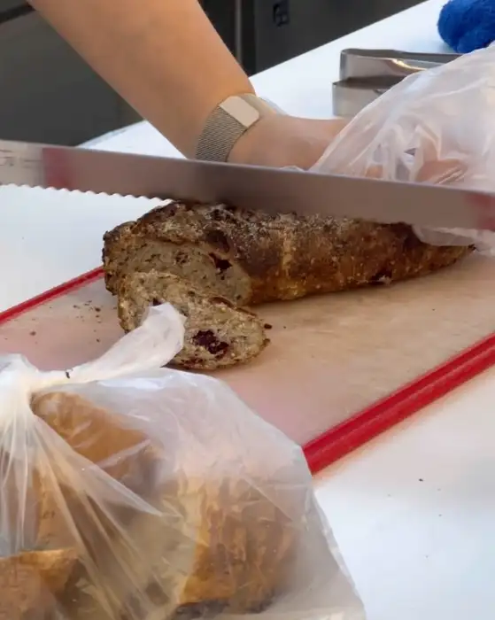 동해제빵소 명란바게트를 자르는 모습