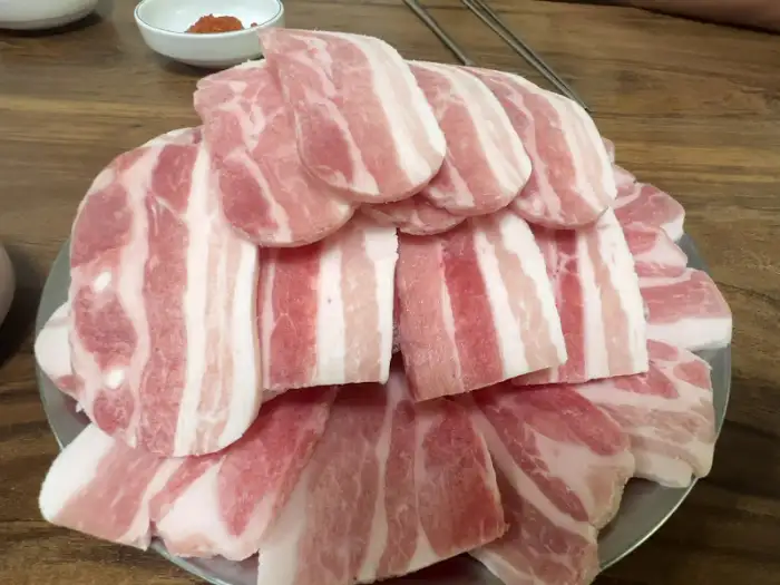 두툼한 삼겹살이 불판에 올라가기 전 겹겹이 쌓여 있는 모습
