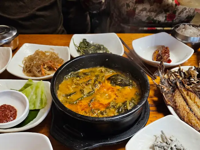 동이식당의 푸짐한 한상차림, 고등어구이와 다양한 반찬이 식탁을 채웠습니다.