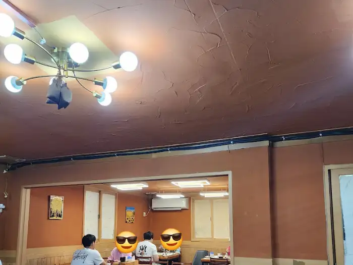 동이식당 내부의 따뜻하고 아늑한 분위기