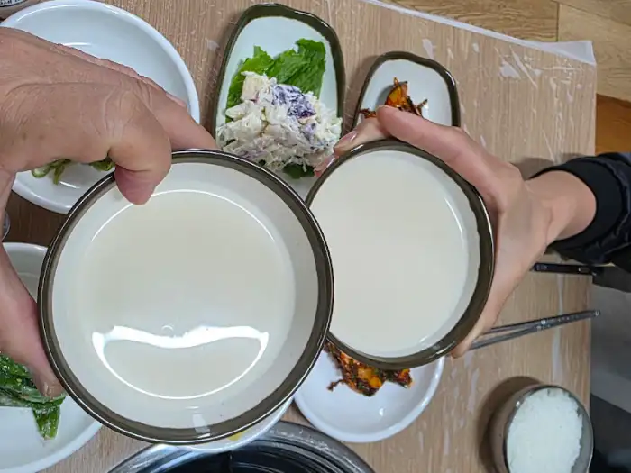 동락가든에서 제공되는 숭늉이나 물