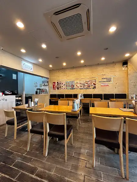 양배추 샐러드와 소스가 곁들여진 돈가스