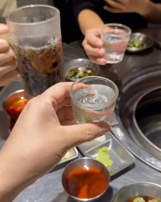 삼목집 철산본점에서 제공되는 시원한 음료와 소주잔