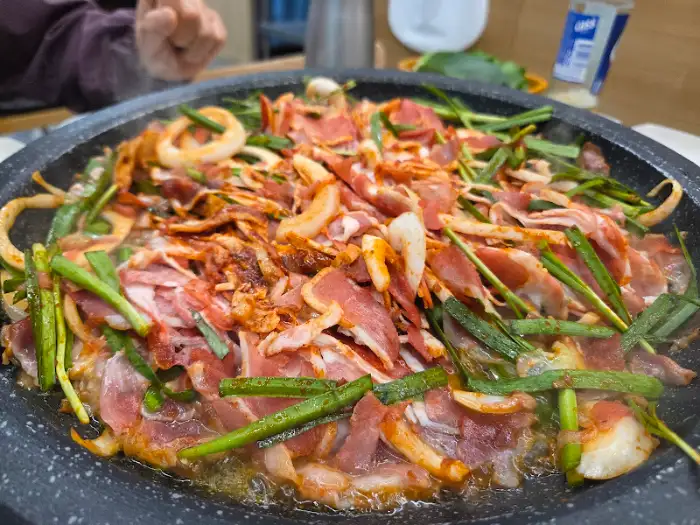 치즈가 듬뿍 올라간 오리 볶음밥