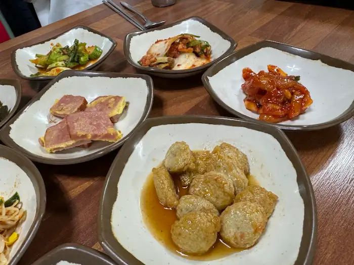 덤블식당, 노릇하게 구워진 전과 다양한 밑반찬들