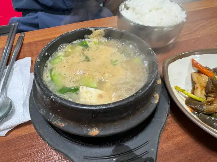 덤블식당, 김이 모락모락 나는 뜨거운 된장찌개와 밥