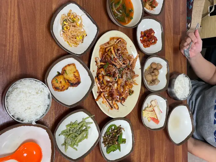 덤블식당, 전체적인 상차림 모습, 중앙에 오징어볶음