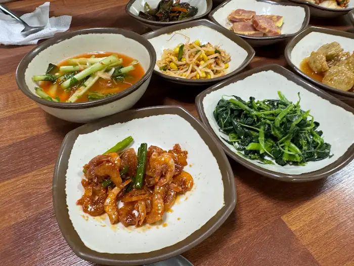 덤블식당, 다양한 밑반찬과 따뜻한 찌개가 함께 나오는 한상차림