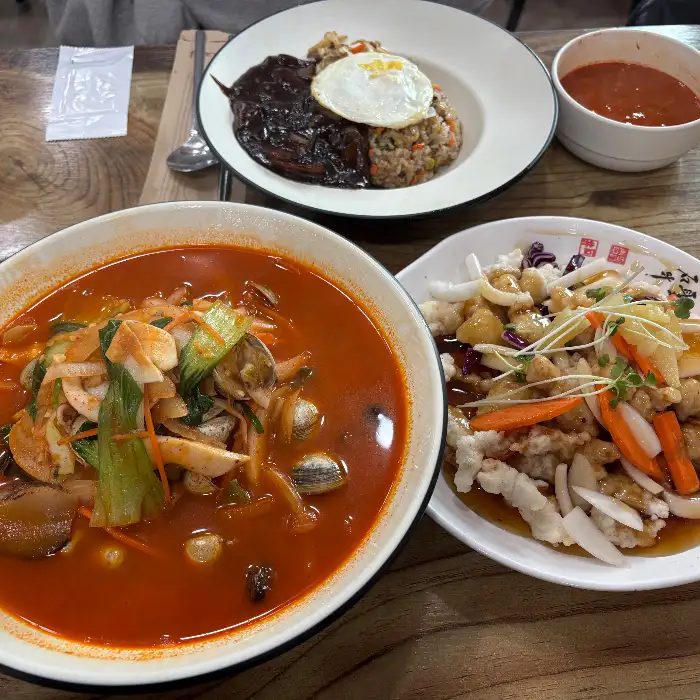 짜장면, 짬뽕, 탕수육이 함께 차려진 한상 차림