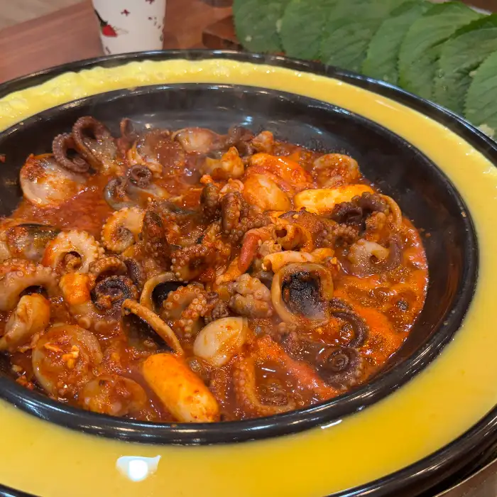 칼국수 면을 넣고 끓이는 모습