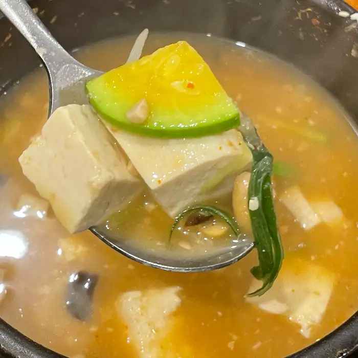 따끈한 국물이 일품인 된장찌개의 두부와 호박