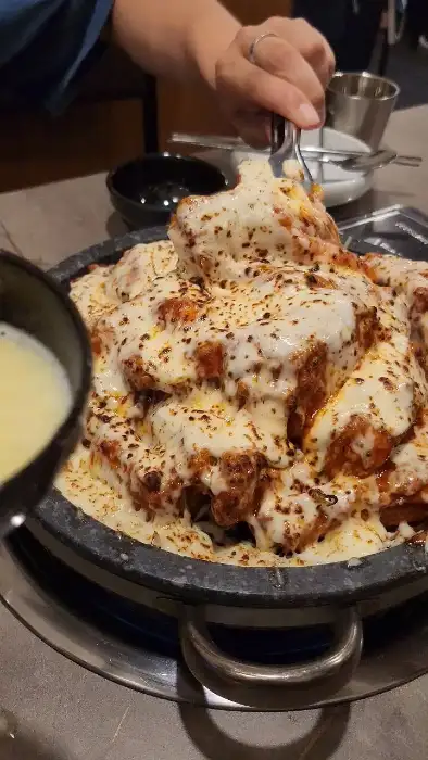 고봉당 홍대점에서 치즈 등갈비를 즐기는 모습