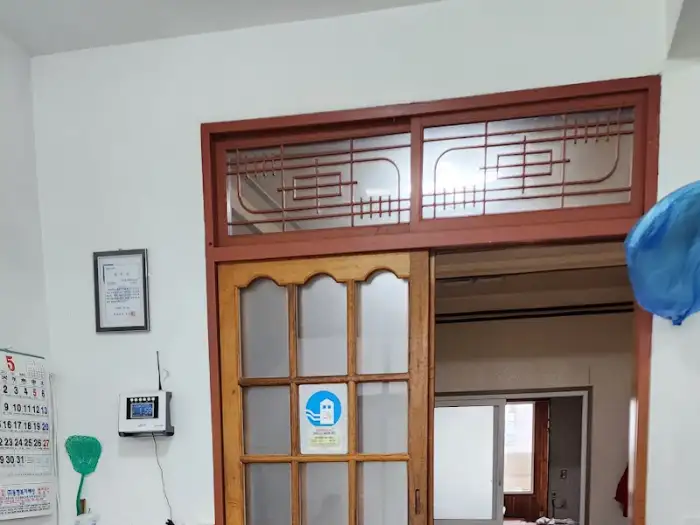 미향식당 내부 입구와 나무 슬라이딩 도어
