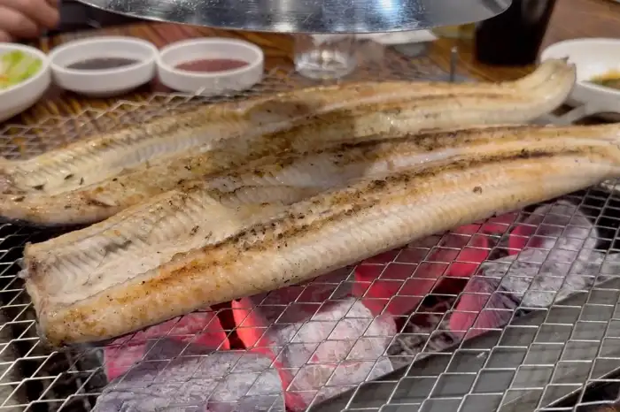 일백풍천민물장어 화명본점에서 숯불 위에서 맛있게 구워지는 장어