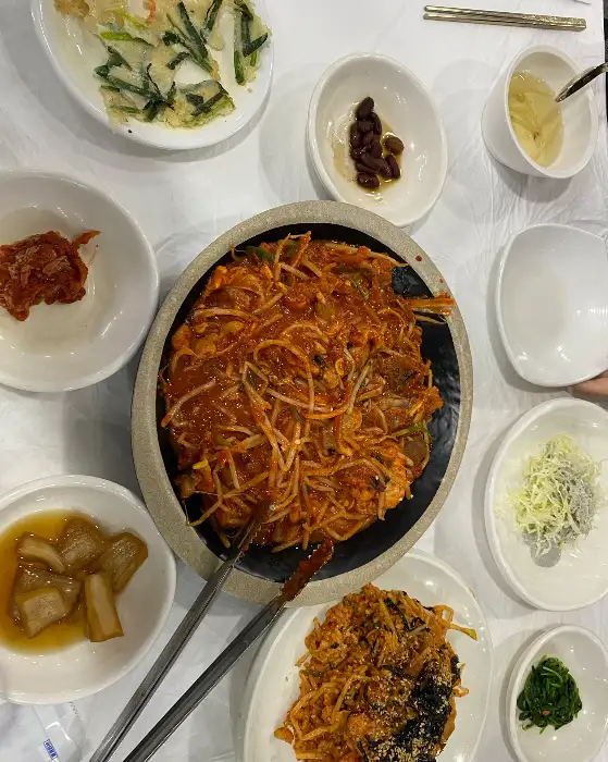 푸짐하게 담긴 아구찜에 다채로운 해산물이 곁들여진 모습
