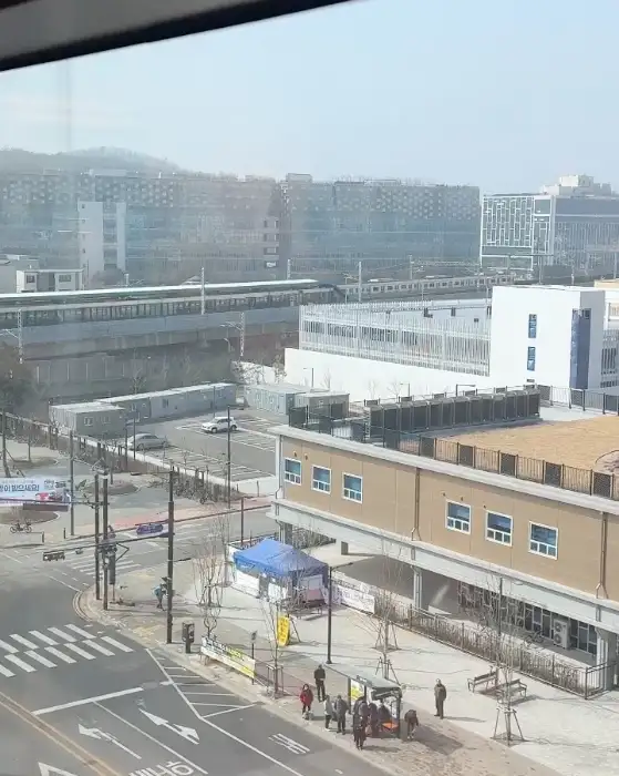 통창 너머로 보이는 주변 풍경이 여유로운 분위기를 더한다.