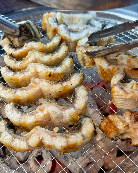 다양한 각도에서 바라본 숯불 위 장어구이