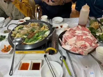 푸짐하게 담긴 신선한 채소와 고기가 준비된 월출산기샤브 상차림