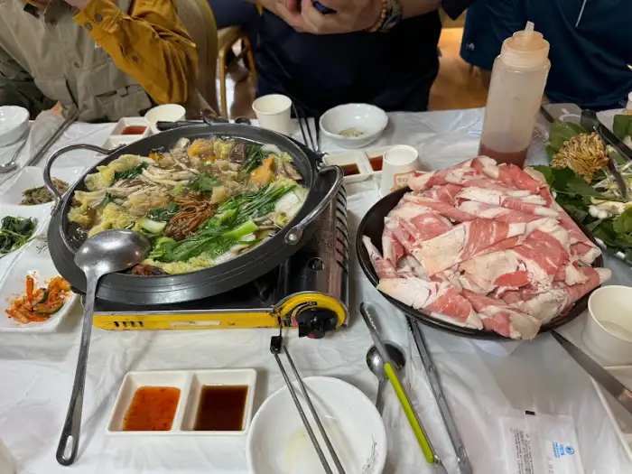 푸짐하게 담긴 신선한 채소와 고기가 준비된 월출산기샤브 상차림