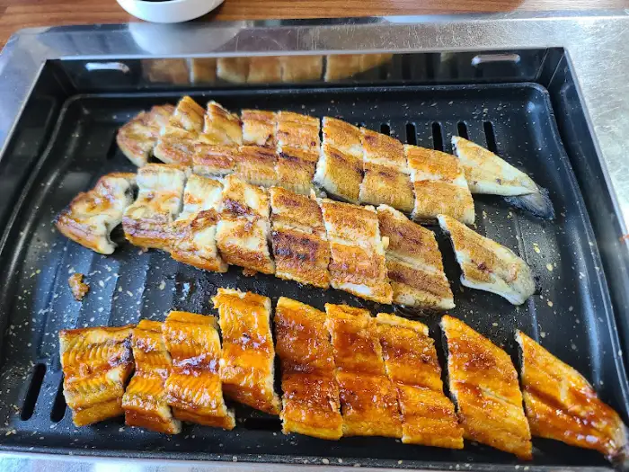 기찬민물장어의 잘 익은 장어구이 단면