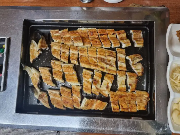 기찬민물장어 테이블에 차려진 장어구이 한 상