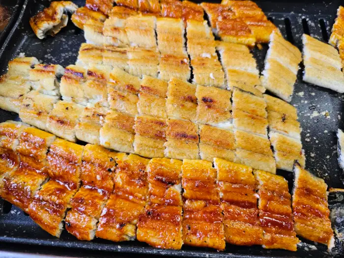 기찬민물장어의 먹음직스럽게 구워진 장어구이 클로즈업