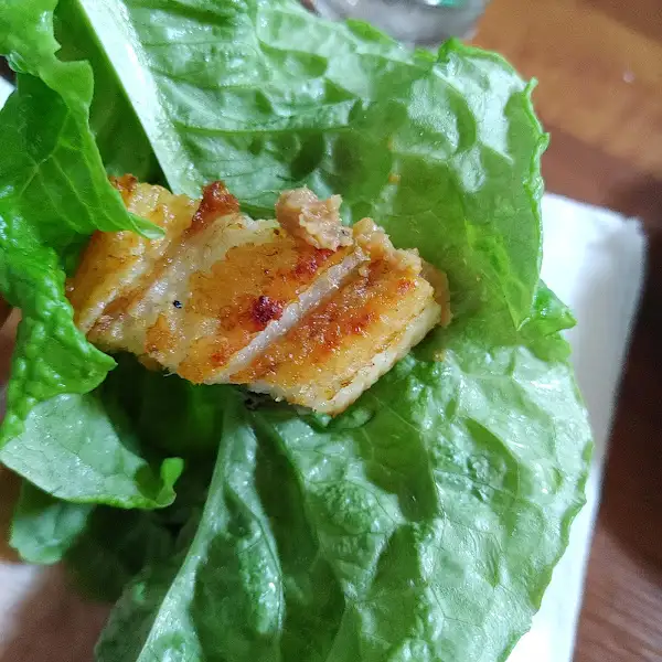 신선한 쌈 채소에 싸 먹는 기찬민물장어의 장어구이