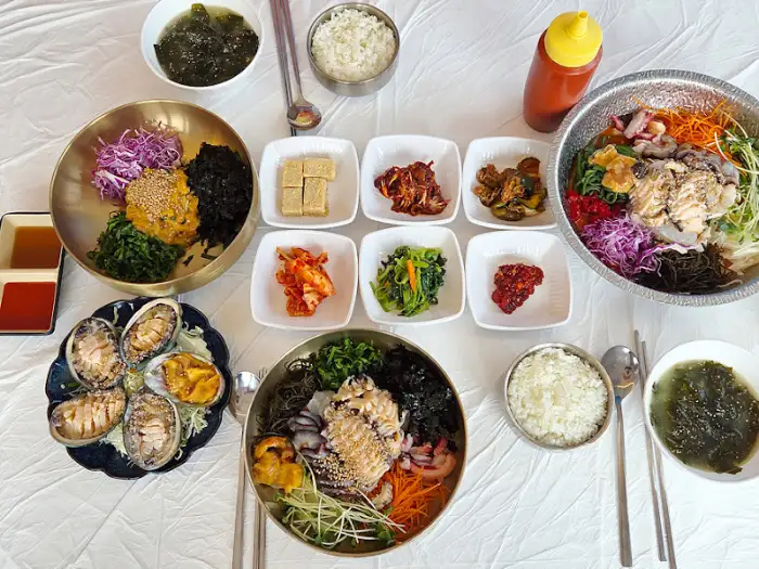 푸짐하게 차려진 낙산해신물회의 다양한 메뉴 구성