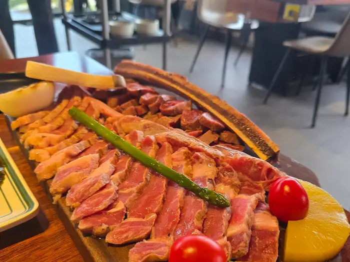 푸짐하게 차려진 컷팅된 고기와 곁들임 채소