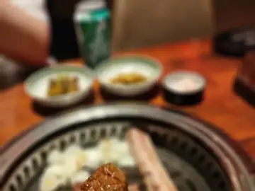 푸디1354 식탁 위 정갈하게 차려진 음식들