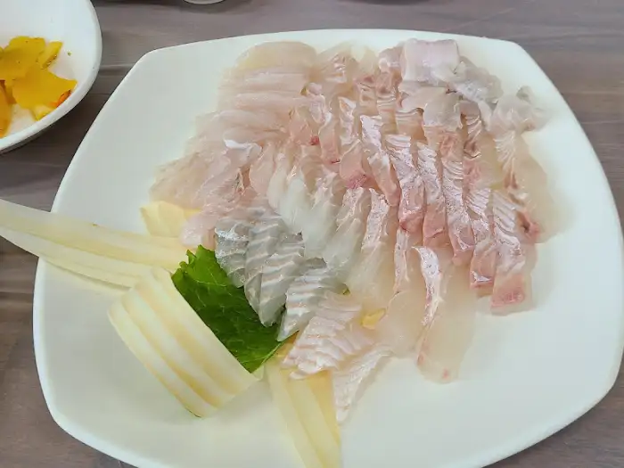 접시에 가지런히 담겨 나온 싱싱한 광어회
