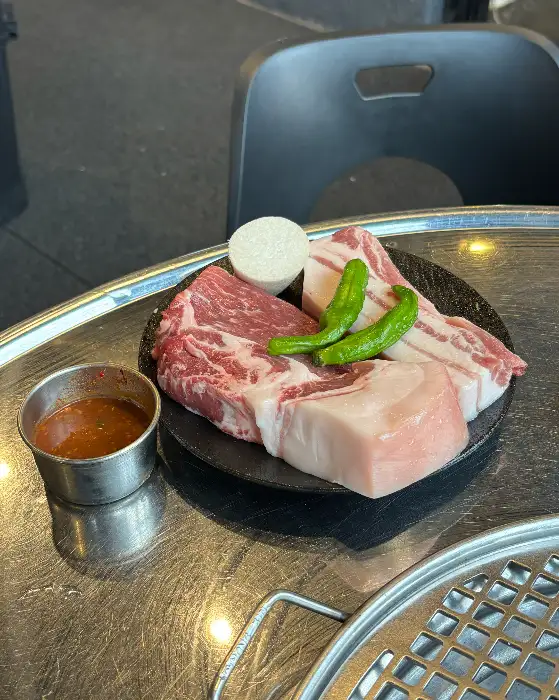 신선한 제주 흑돼지 목살, 오겹살과 청양고추가 플레이트에 담겨 있음