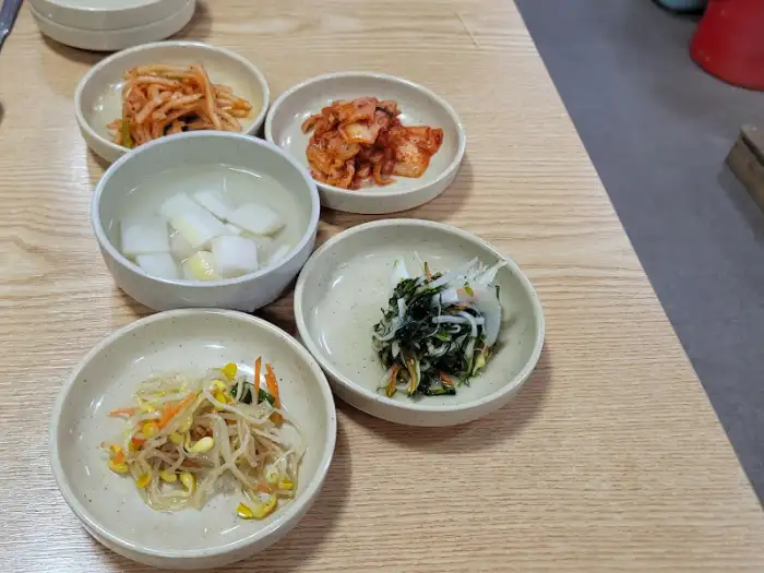 또순네식당의 신선한 나물 무침과 젓갈류 밑반찬