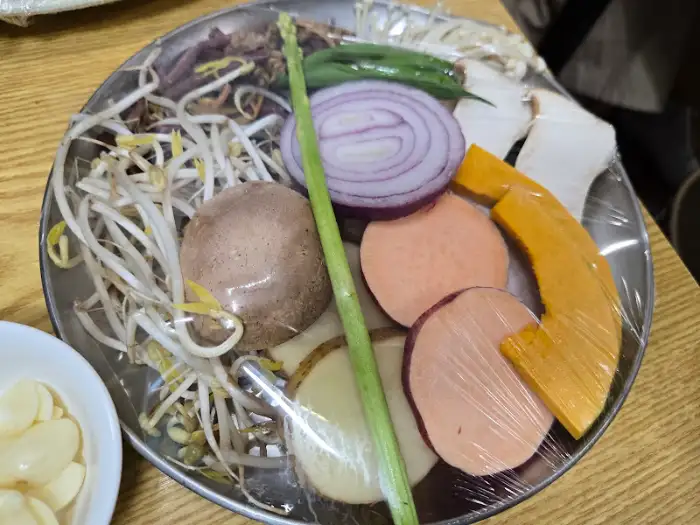 신선한 채소와 버섯, 단호박 등이 준비된 모습