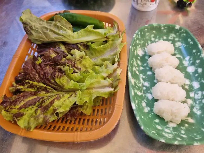 이가네명인갈비살 부산시청점에서 제공되는 신선한 쌈 채소와 초밥 밥