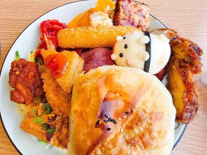 먹음직스러운 튀김, 딤섬, 빵, 고기 요리가 담긴 접시