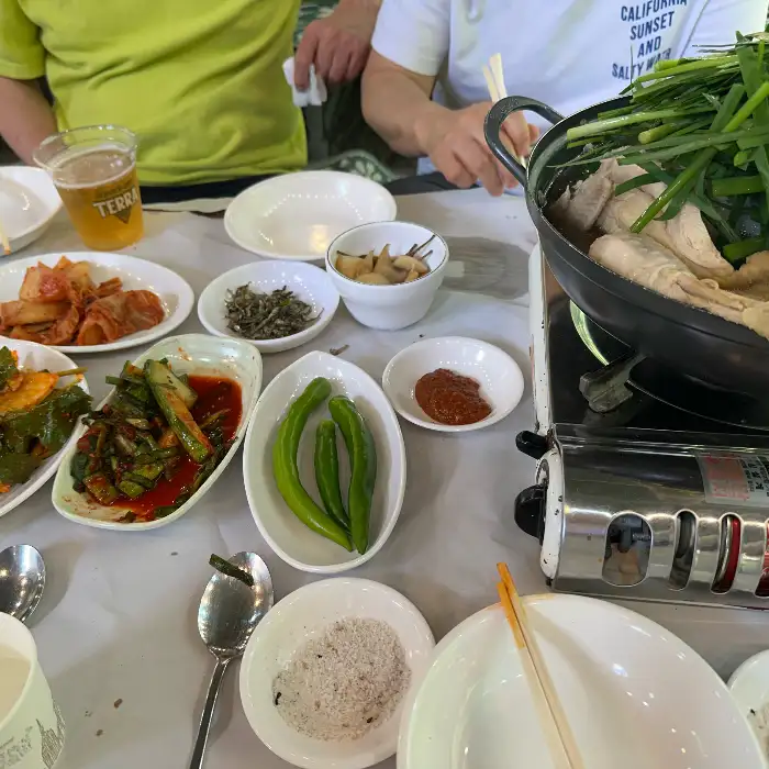 푸짐하게 차려진 백숙 한상차림