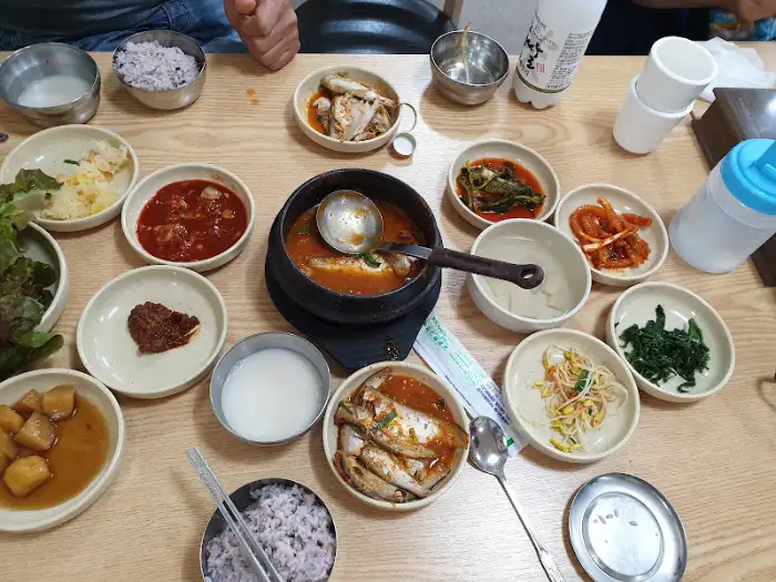 또순네식당의 푸짐한 밴댕이찌개와 다양한 밑반찬 한상차림
