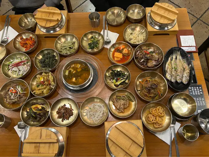 다양하게 차려진 한상차림 모습
