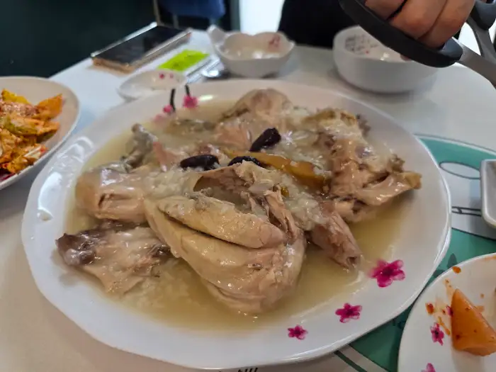 푸짐하게 차려진 본가장수촌 화성남양점의 누룽지백숙 한 상
