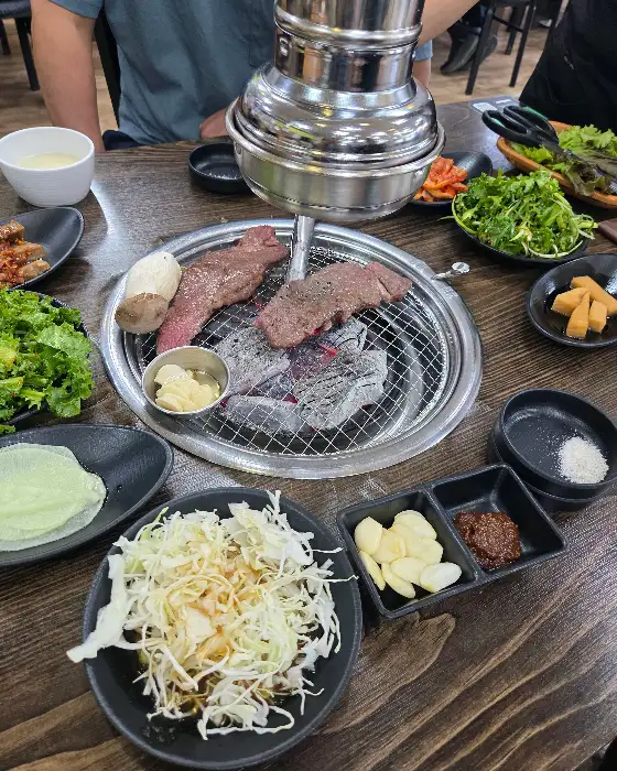 상다리가 부러질 듯 풍성하게 차려진 한상차림