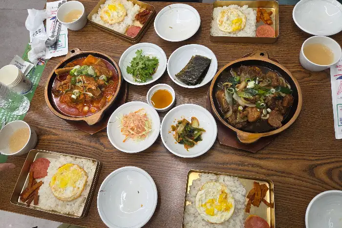 테이블 가득 푸짐하게 차려진 남선생홈푸드의 김치찜과 갈비찜 한상