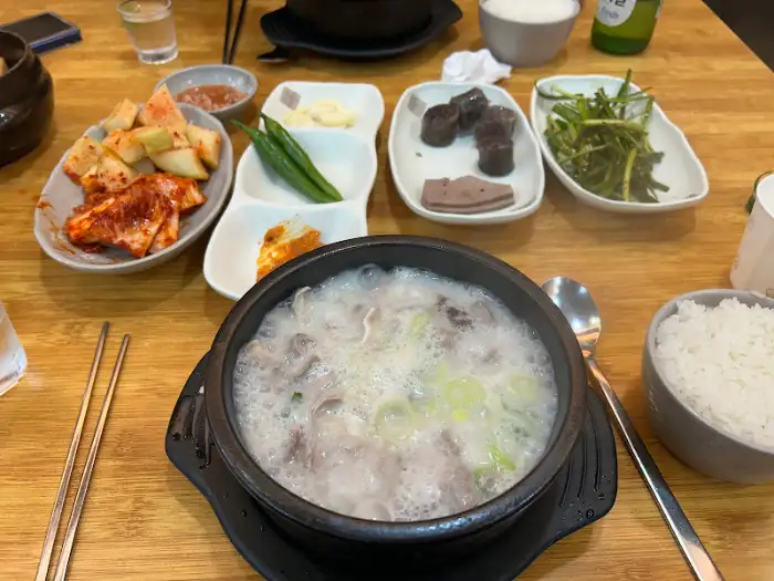 정뜰순대국 테이블 전체 모습, 순대국과 다양한 반찬들이 먹음직스럽게 차려져 있습니다.