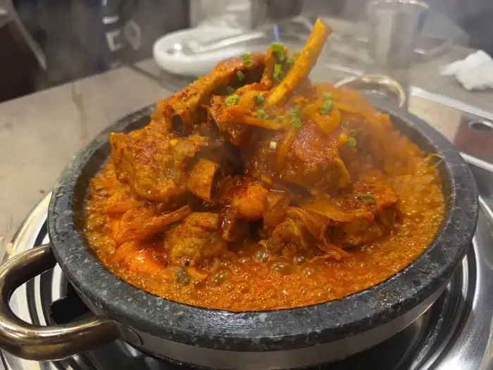 고봉당 홍대점의 등갈비와 조개탕