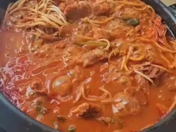 김치와 각종 나물 반찬이 함께 차려진 푸짐한 갈비탕 한상차림