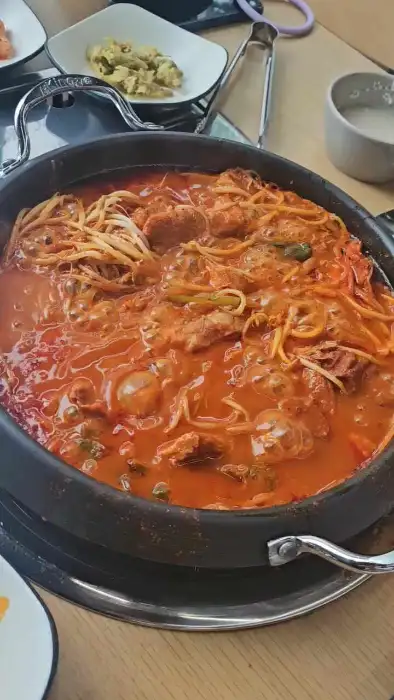 김치와 각종 나물 반찬이 함께 차려진 푸짐한 갈비탕 한상차림