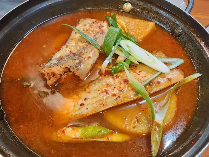 칼칼한 국물에 푸짐한 갈치 토막이 들어있는 갈치조림