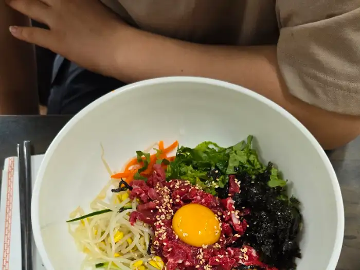 강진 금두꺼비 육회 비빔밥, 신선한 육회와 계란 노른자가 돋보이는 모습