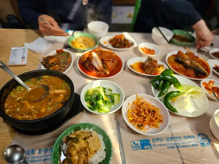 푸짐하게 차려진 청국장 백반 상차림